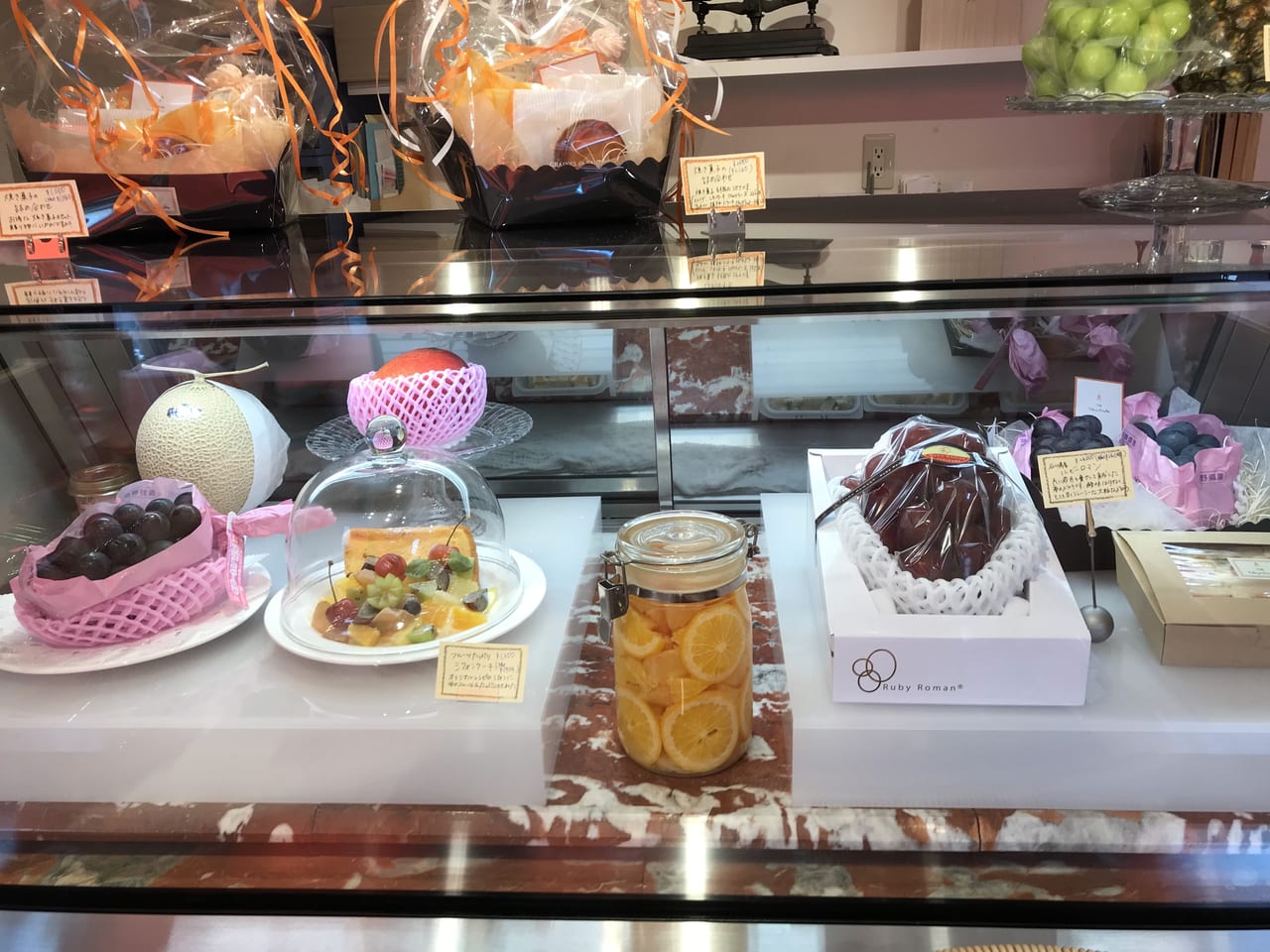 世田谷区奥沢THE Tokyo Fruitsトーキョーフルーツパーラーの旬のパフェは桃、マスカット、プラムなど、フルーツサンドはテイクアウトできます。