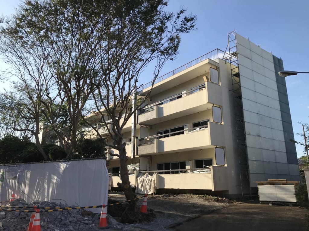 世田谷区上野毛アパートの解体が始まりました。風景づくり重点区域（水と緑の風景軸）の上野毛の診療施設計画が新規建設予定。