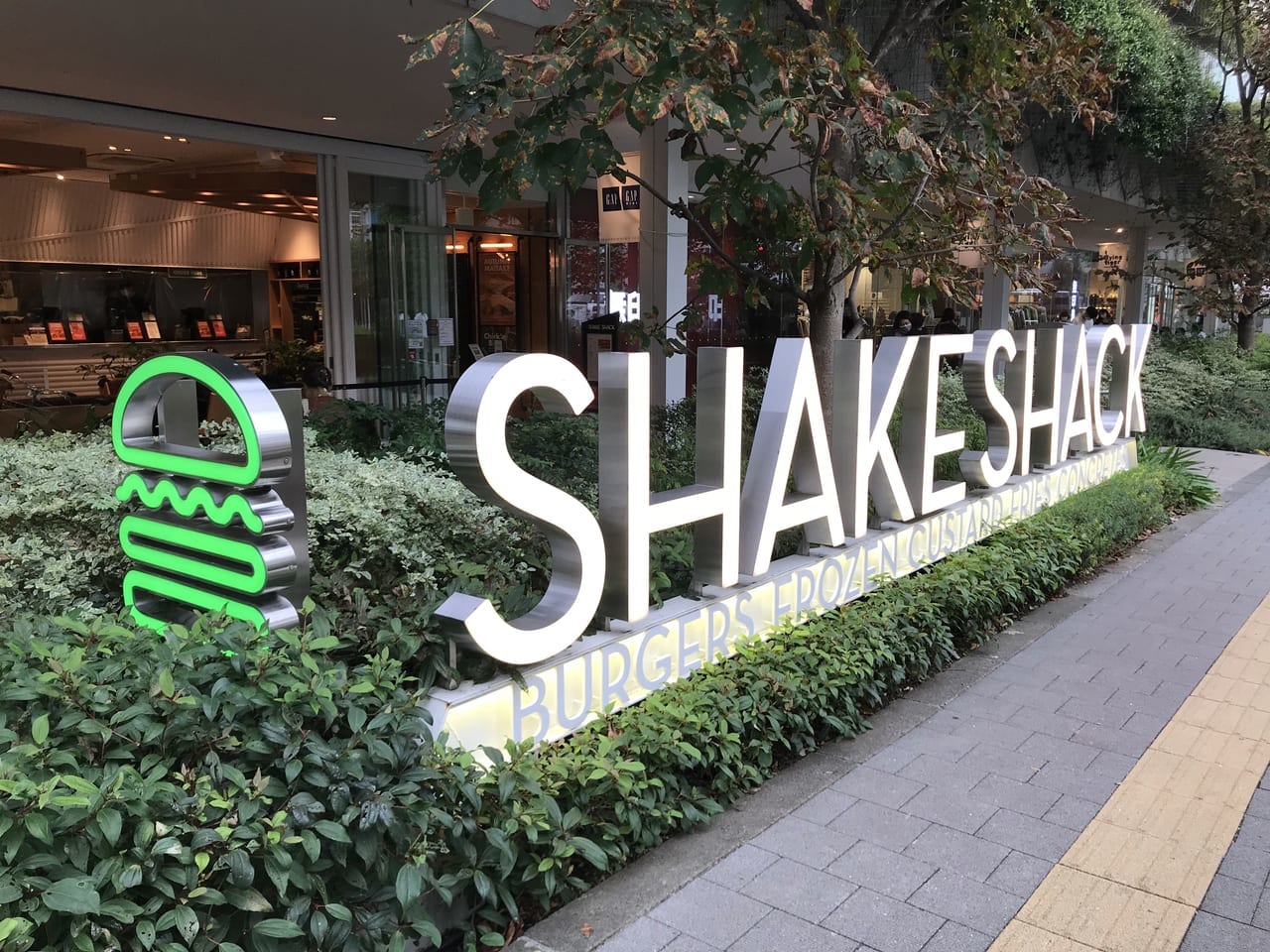 世田谷区ShakeShackシェイクシャック二子玉川店、全店でモバイルオーダーが2021年12月9日から開始しました。