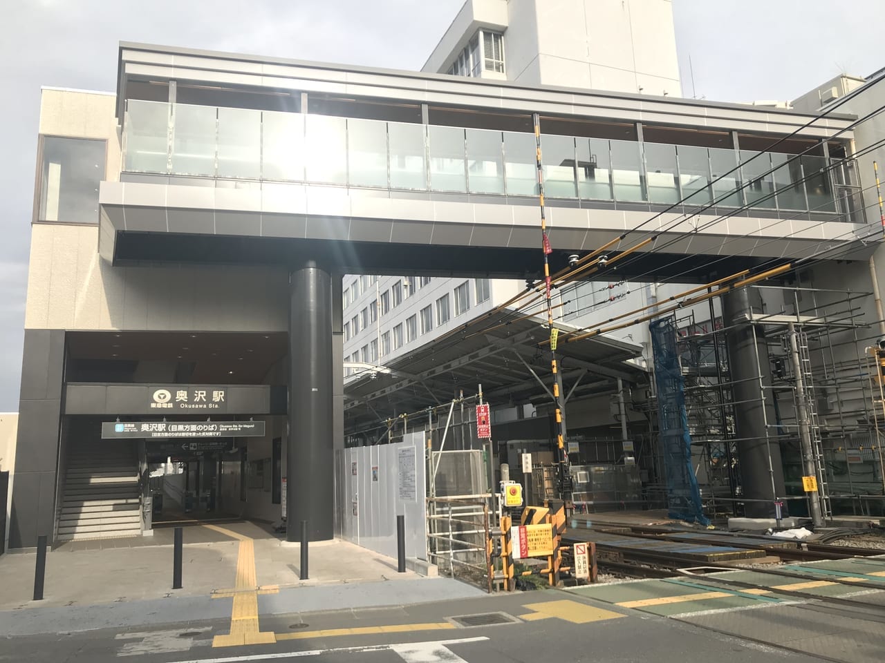 世田谷区東急目黒線の奥沢駅が新駅舎と駅ビルを接続する連絡デッキが開通しました。