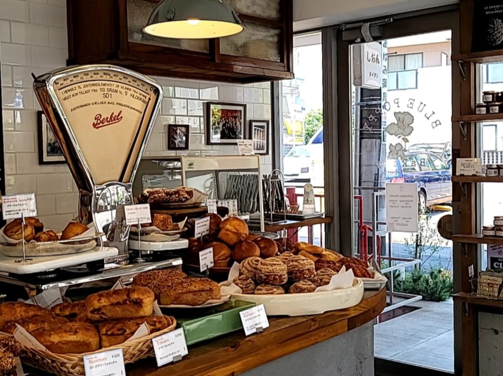 20220519 BLUE POPPY BAKERYの店内のパン