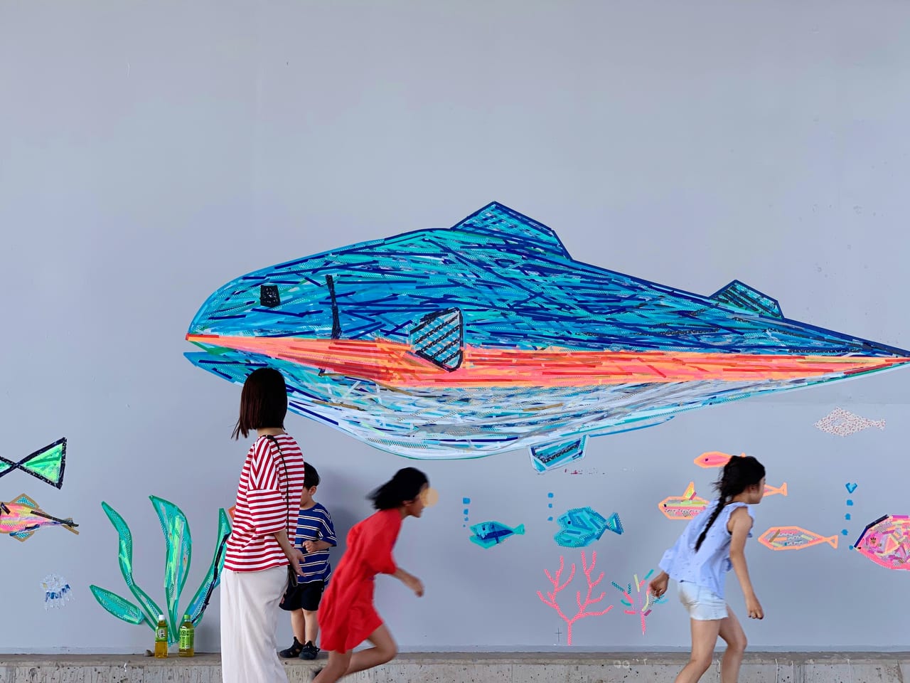 20220529新二子橋アートプロジェクトの壁面と子供たち