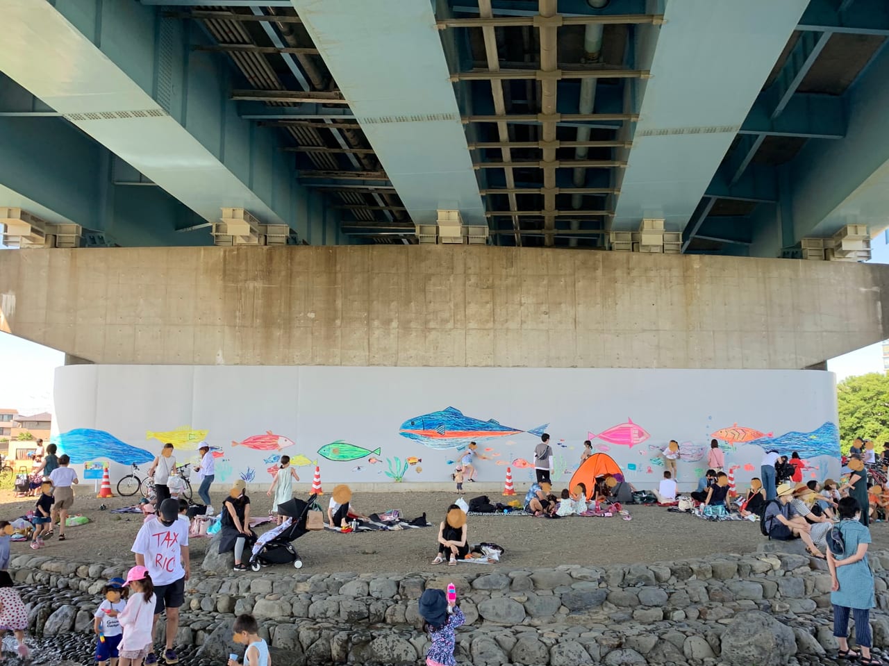 20220529新二子橋アートプロジェクトの壁面と参加者