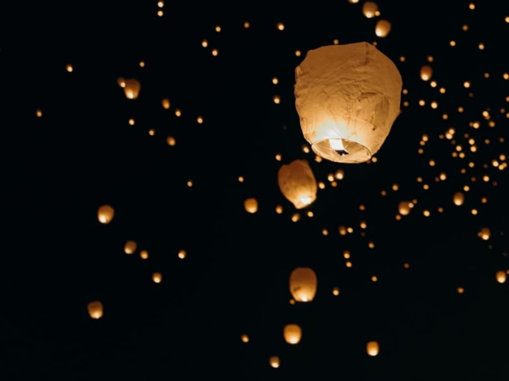 夜空に浮かぶスカイランタンの様子