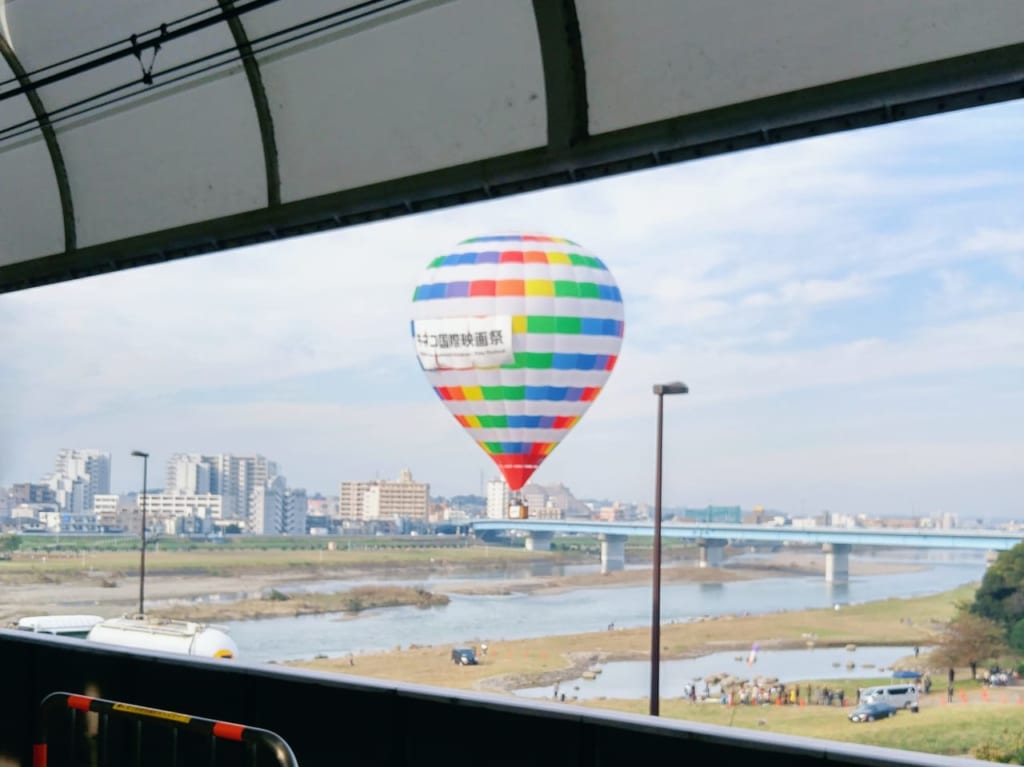 20171104 駅のホームから見たキネコ国際映画祭の熱気球