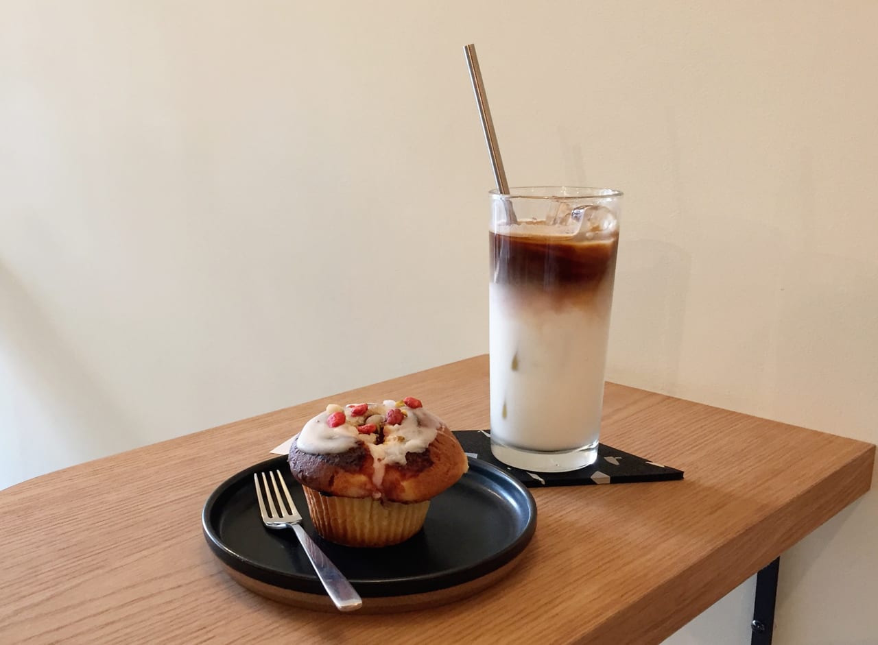 20220817 LEPO COFFEE STANDのカフェラテとマフィン