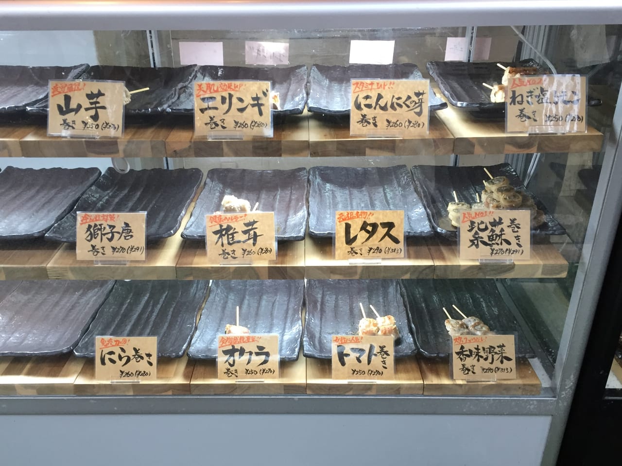 20220817 用賀の焼き鳥屋さんアオサンのガラスケース