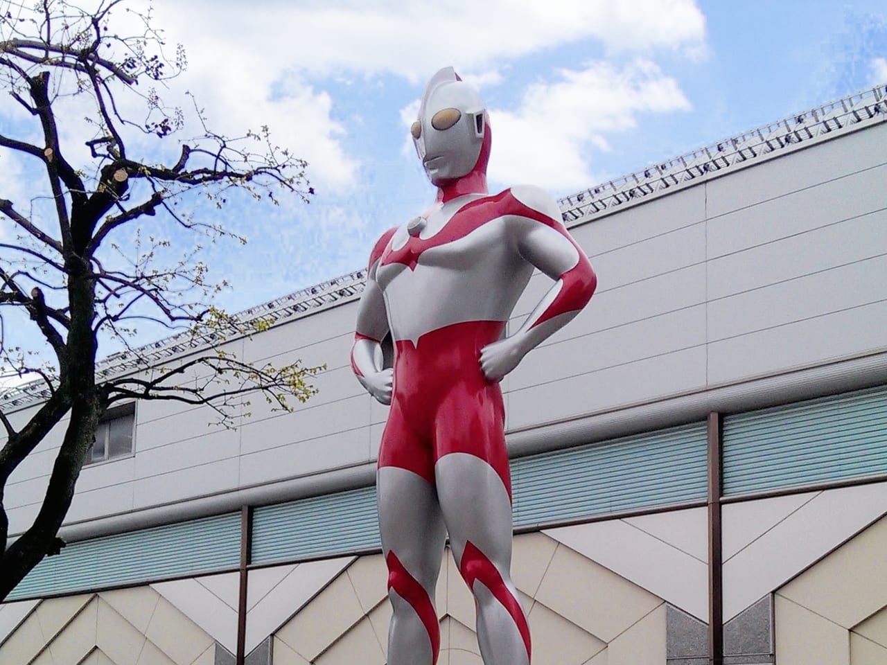 小田急線 祖師ヶ谷大蔵駅前のウルトラマン