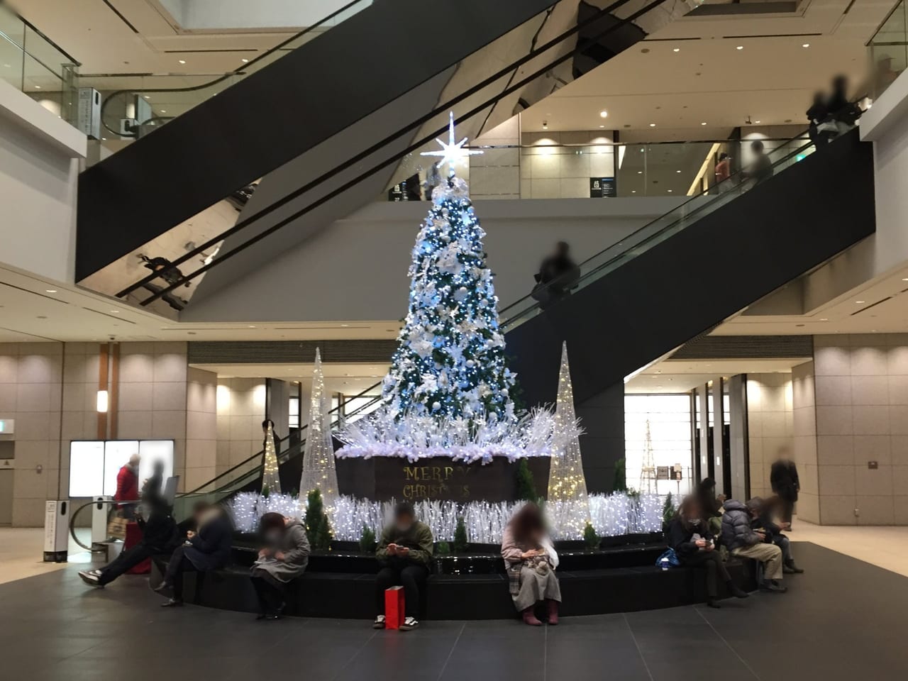 20221221 用賀駅のクリスマスツリー